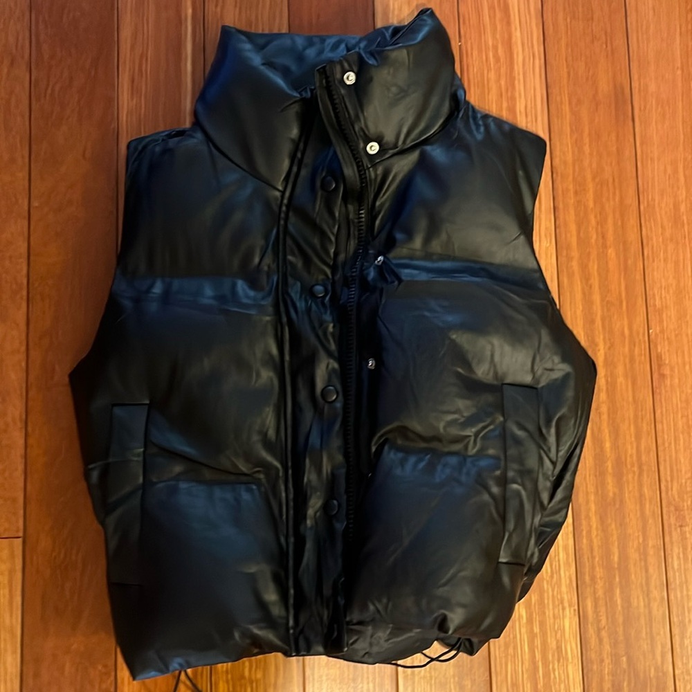 Black faux leather puffer vest (M)